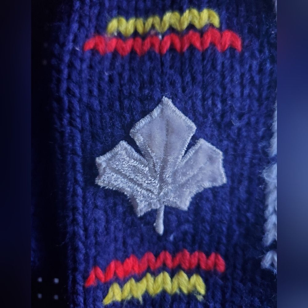 3/$30 - Vintage Canada Mittens - Picture 4 of 6